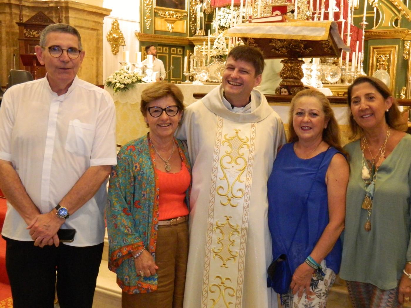 La Encarnación de Marbella festeja las bodas de plata sacerdotales de su vicario parroquial