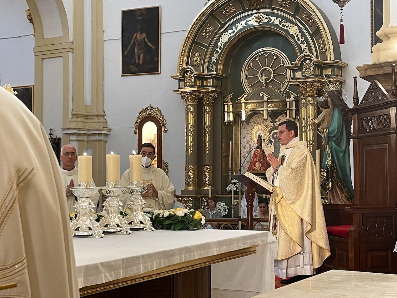 Primera Misa Solemne del neopresbítero Juan Manuel Caracuel en la parroquia de la Encarnación de Marbella // E. LLAMAS