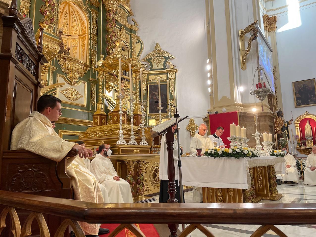 Primera Misa Solemne del neopresbítero Juan Manuel Caracuel en la parroquia de la Encarnación de Marbella // E. LLAMAS