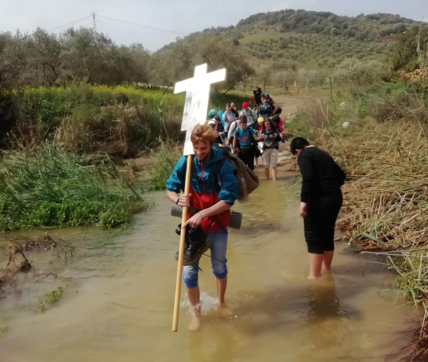 Jóvenes malagueños peregrinando en el Camino Mozárabe de Málaga para prepararse