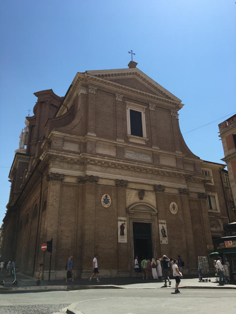 Iglesia romana de “Sant’Andrea delle Fratte” donde se venera una Imagen de la Virgen de la Victoria
