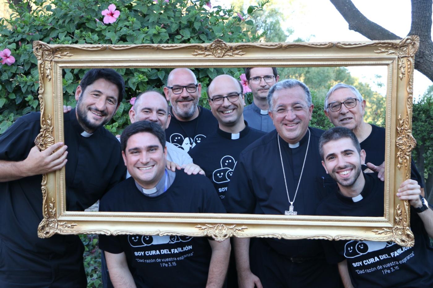 D. Ginés junto a sacerdotes y responsables de "El Familión"