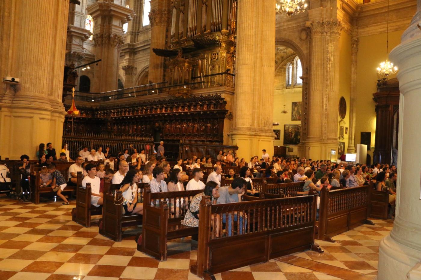 Participantes de "El Familión" en la Catedral de Málaga