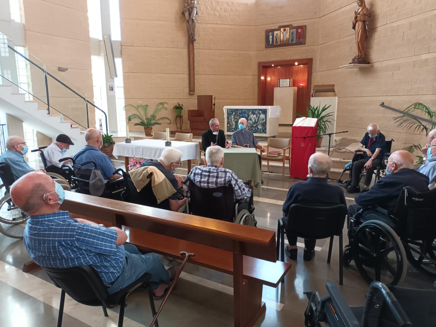 El Obispo de Málaga visita a los sacerdotes que viven en El Buen Samaritano