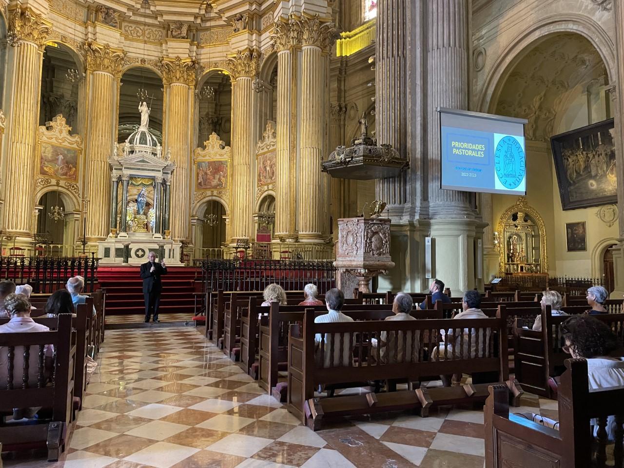 El Sr. Obispo, presentando las Prioridades Pastorales Diocesanas a los fieles congregados en la Catedral // E. LLAMAS