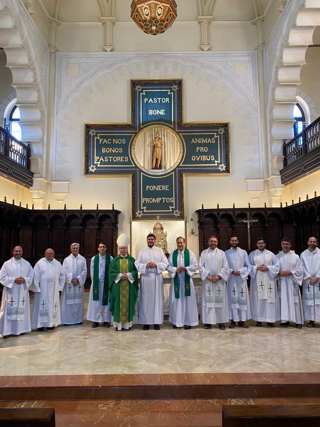 Candidato al diaconado, Álvaro López Cardosa, junto a D. Jesús Catalá y los formadores del Seminario, tras la firma en la Capilla del Buen Pastor // P. ORTI