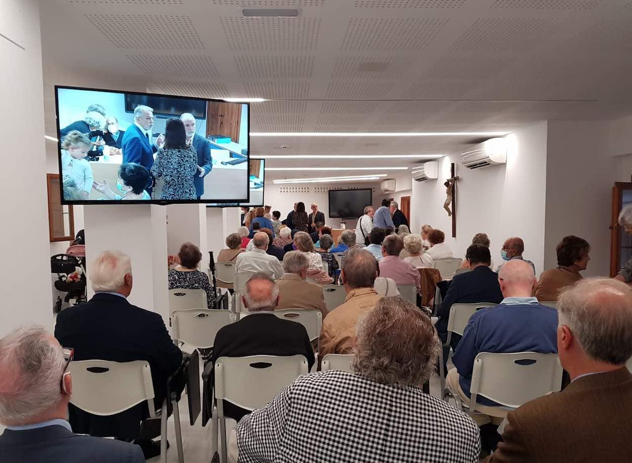 Durante la reunión de amigos en torno al sacerdote D. Francisco García Mota