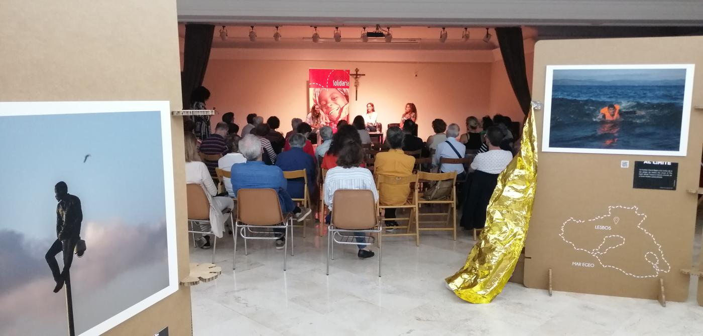 Visitantes ante la exposición // A. MEDINA