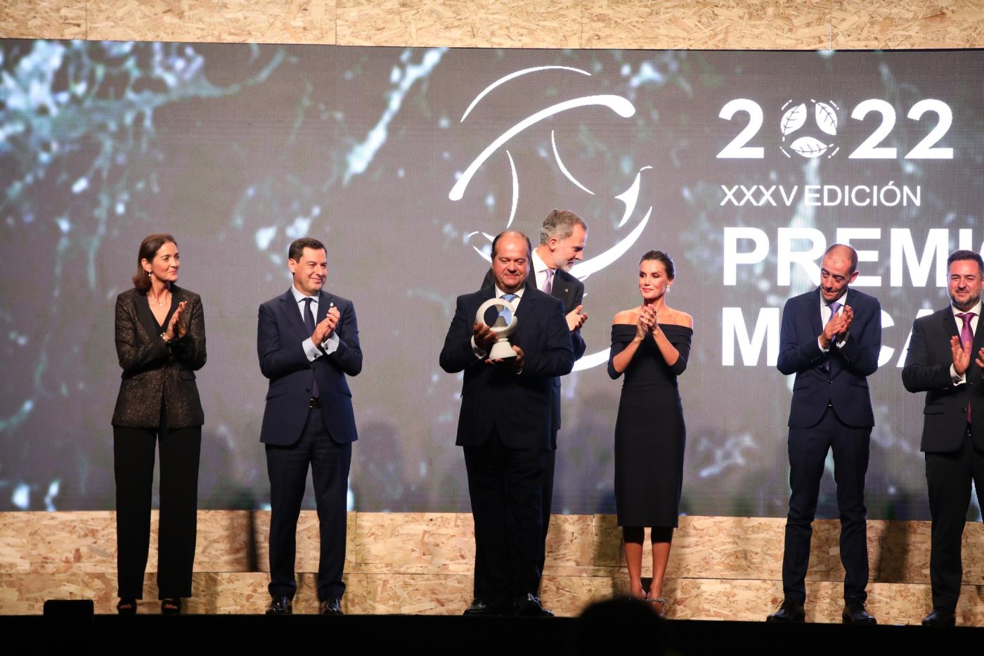 Los Reyes entregan el Premio Macael a la restauración de la iglesia de los Santos Mártires