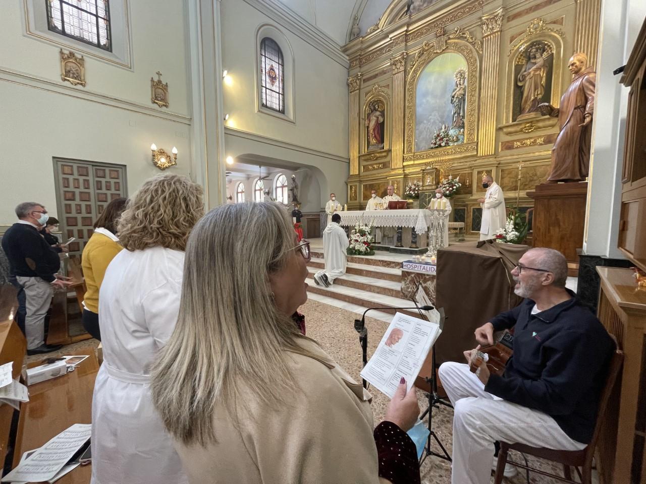 El Sr. Obispo bendice la nueva estatua de San Benito Menni en el Centro de las Hospitalarias // E. LLAMAS