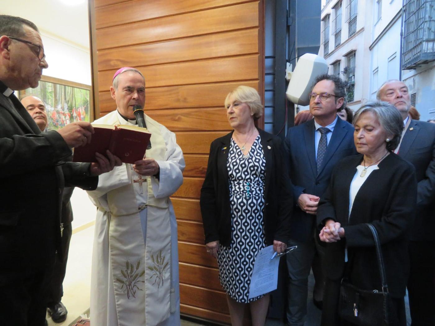 El obispo y el alcalde inauguran la sala de exposiciones de los Santos Patronos