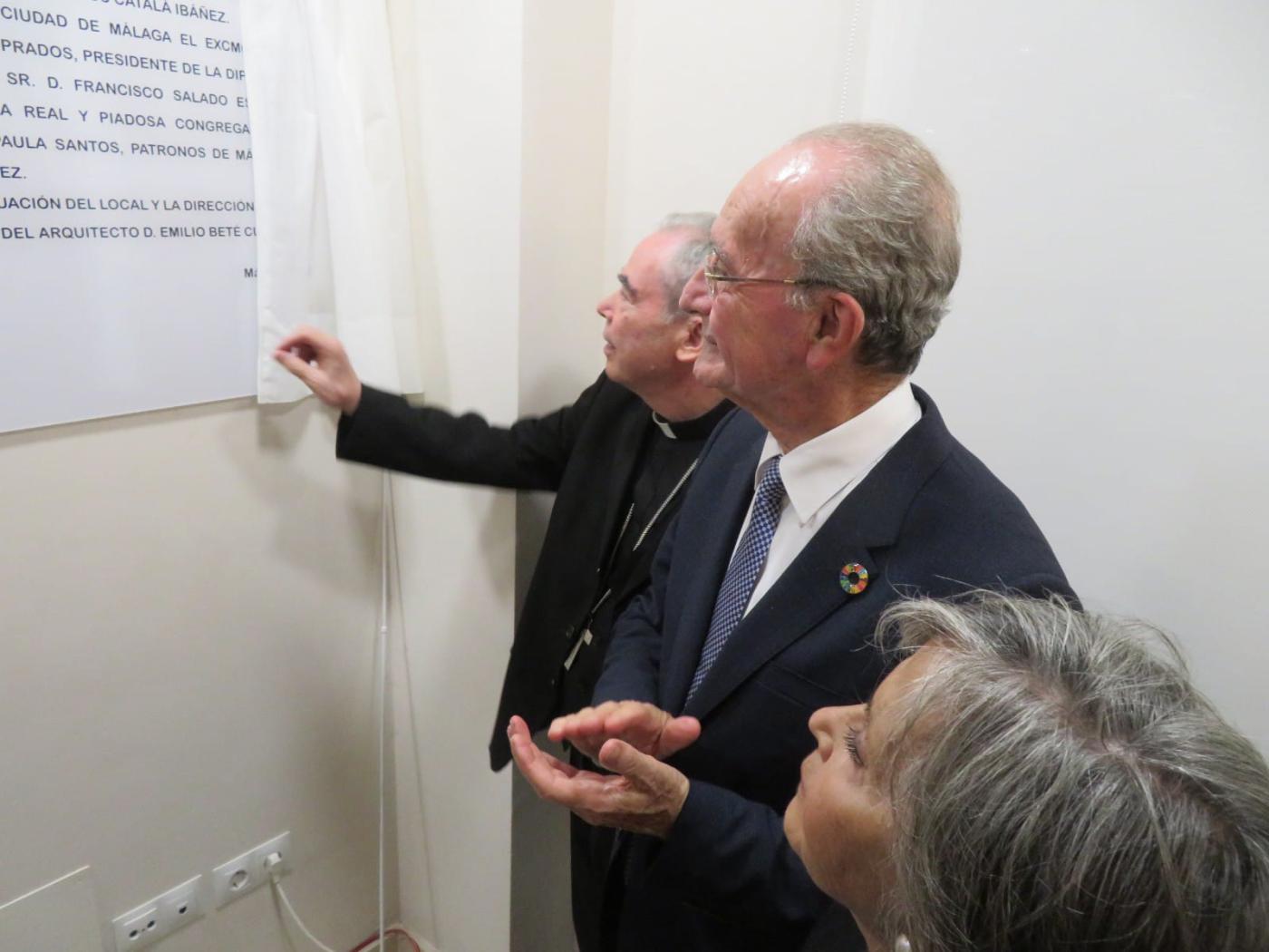 El obispo y el alcalde inauguran la sala de exposiciones de los Santos Patronos