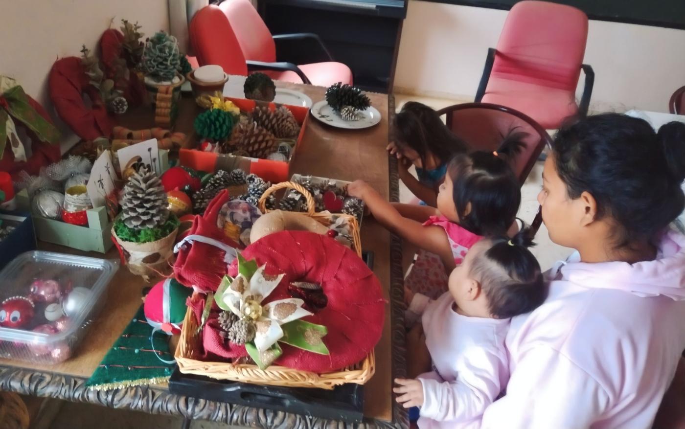 Lady junto a sus hijas en el Cottolengo de Málaga