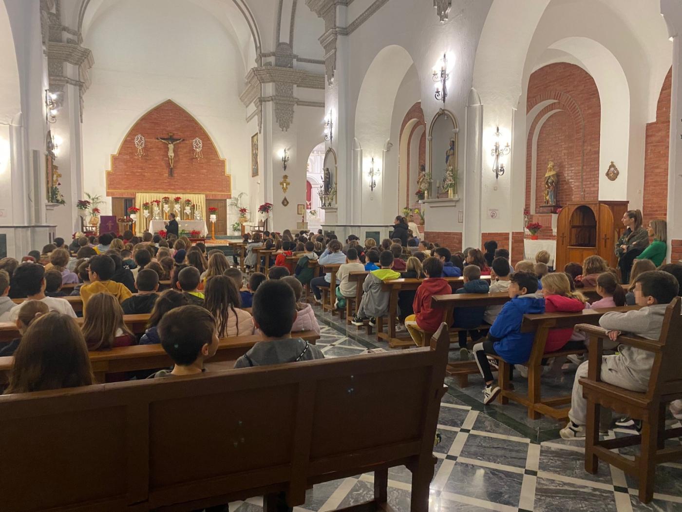Alumnos del colegio Pablo Picasso de Manilva visitan el Belén de su parroquia