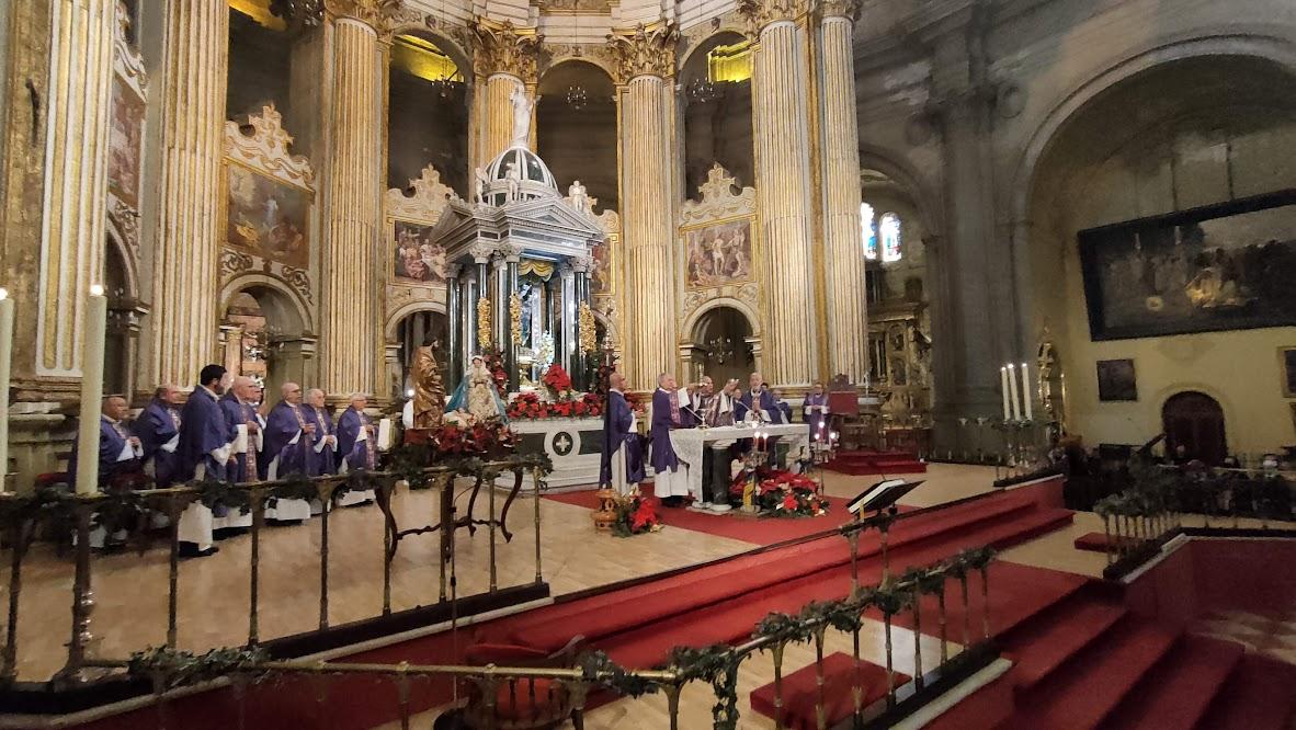 Misa en sufragio por por Benedicto XVI celebrada en la Catedral