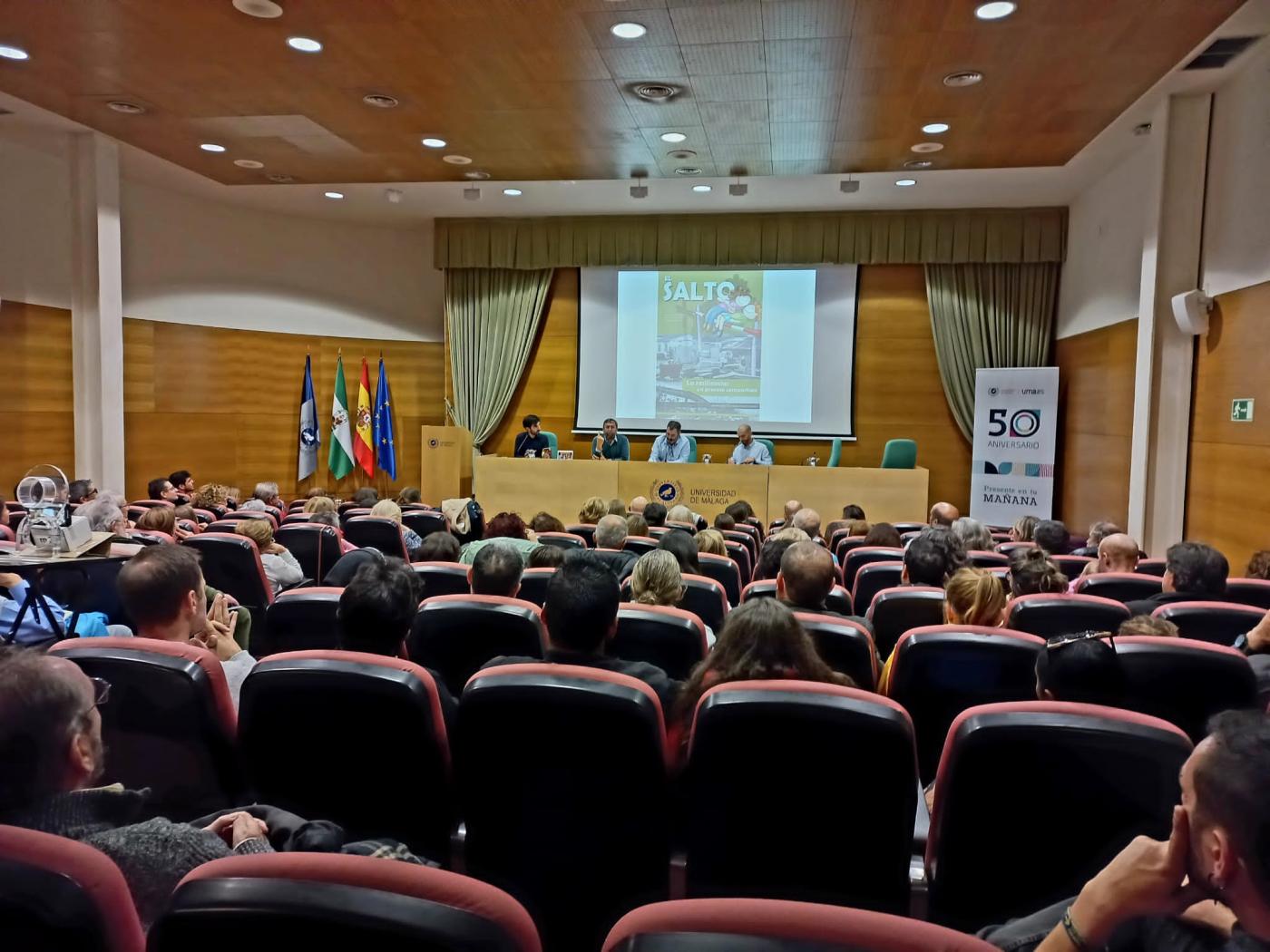 Pachi firmando el libro en la presentación // C. SUÁREZ