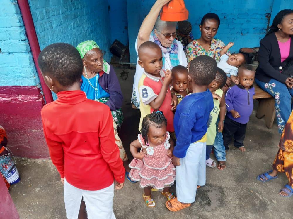 Pilar Delgado, con los niños y las familias de las personas privadas de libertad en una prisión en Congo