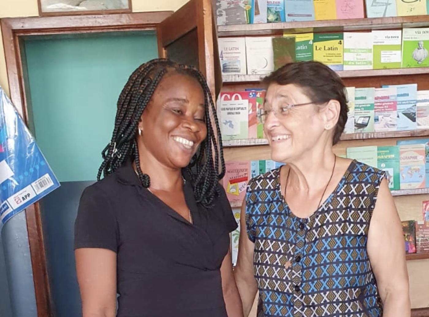 Mª Dolores en una de las librerías diocesanas de Boma