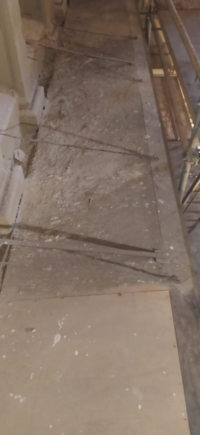 El protector de madera instalado sobre el cuadro impide que los desprendimientos y el polvo caigan sobre él