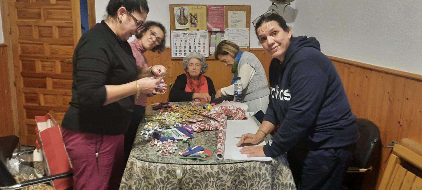 Miembros del equipo de Pastoral de la Salud de San Sebastián en Alhaurín de la Torre preparando un detalle navideño para los mayores