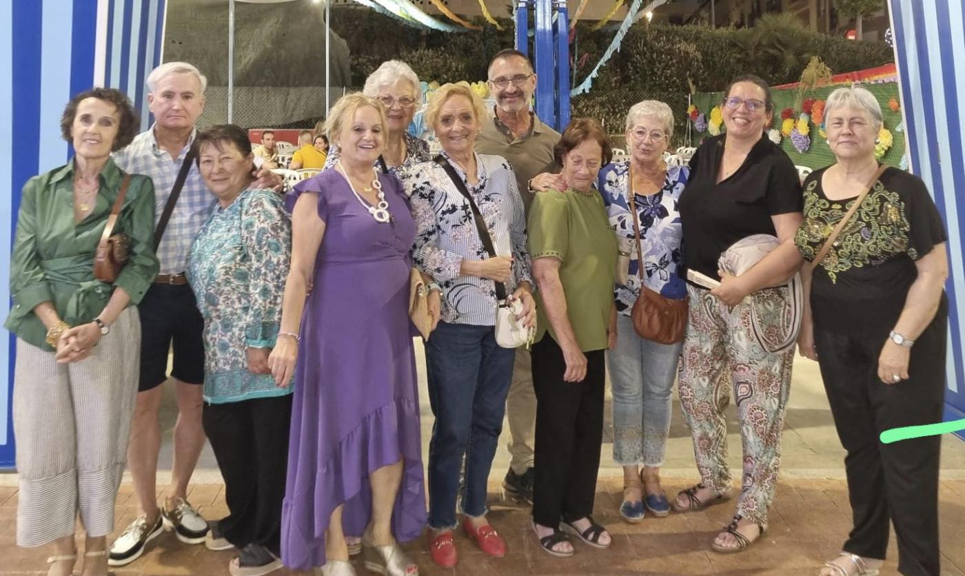 Miembros del equipo de Pastoral de la Salud de San Sebastián en Alhaurín de la Torre, junto al párroco, Reinaldo Aguilera, en una comida de voluntarios