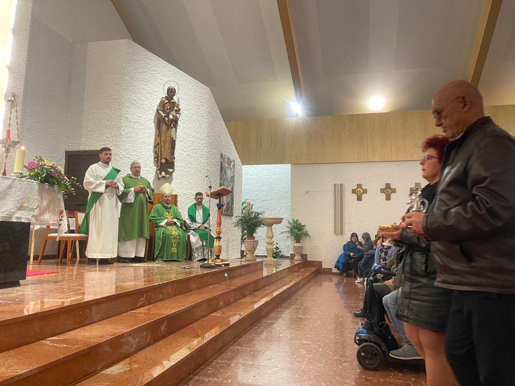 El Sr. Obispo bendice el nuevo Sagrario de San Miguel, en Nerja, durante la Visita Pastoral