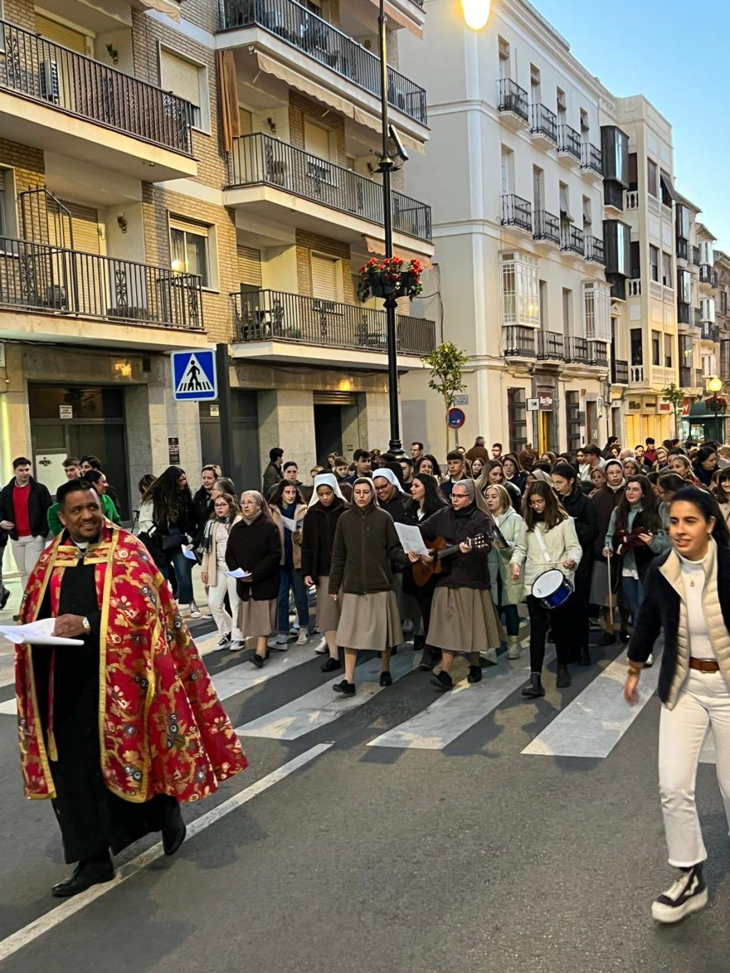 Los jóvenes del arciprestazgo de Antequera celebran un Via Crucis callejero al inicio de la Cuaresma