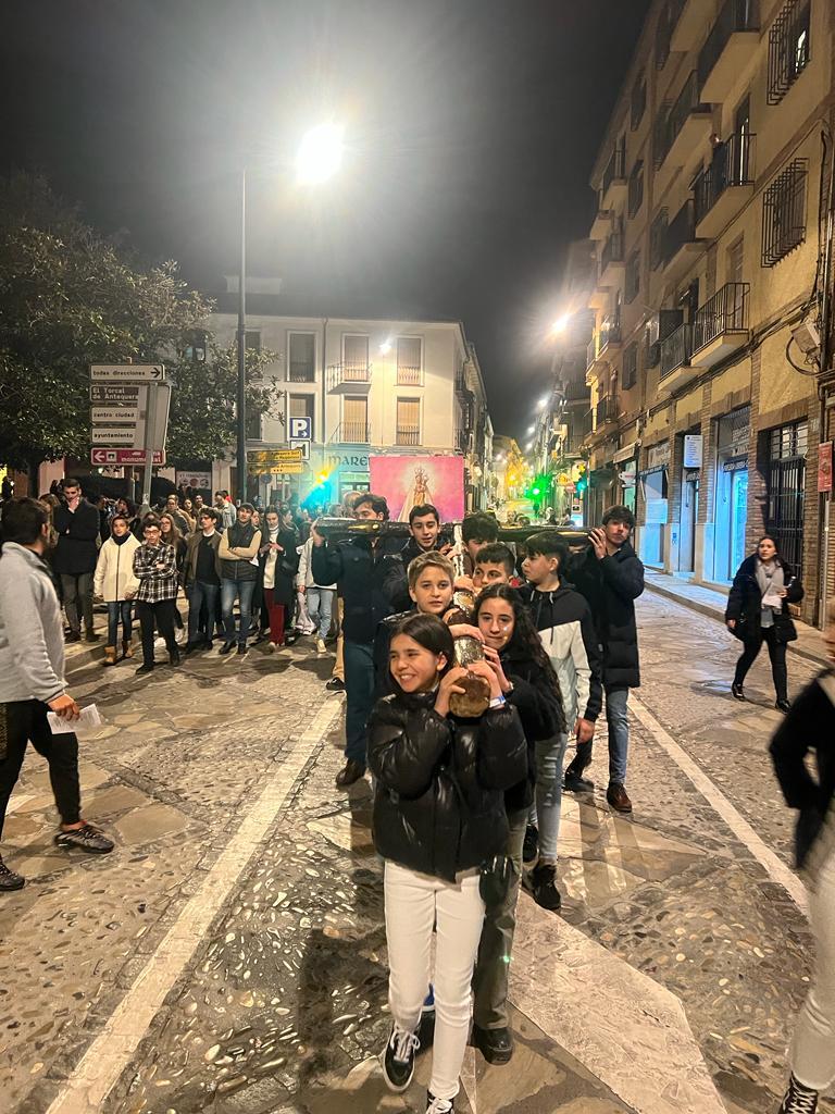Los jóvenes del arciprestazgo de Antequera celebran un Via Crucis callejero al inicio de la Cuaresma