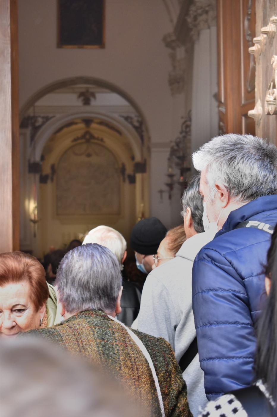 Colas para ver al Cristo de Medinaceli // J DURAN