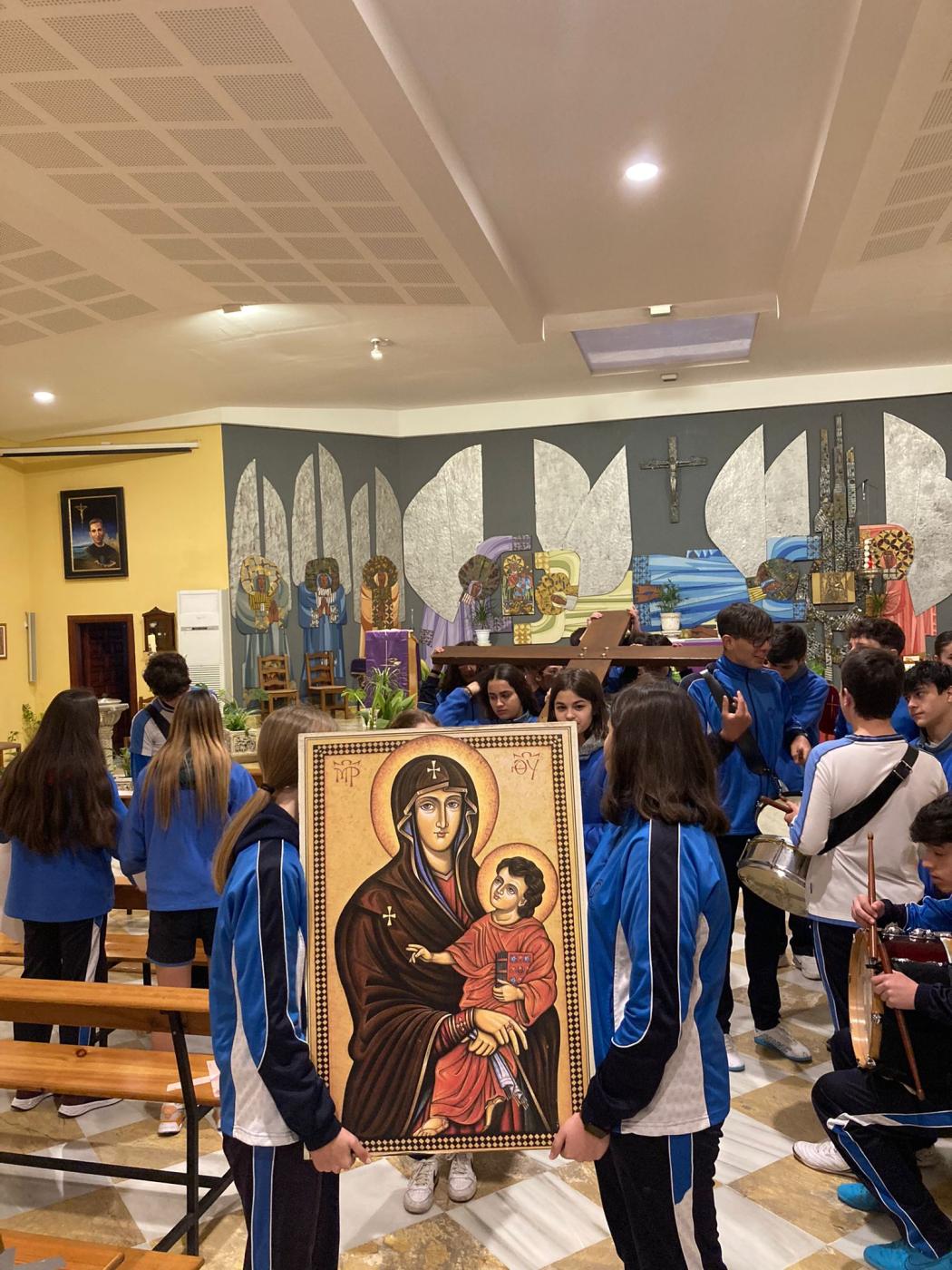 El Colegio San Manuel acoge la Cruz y el Icono de la Juventud