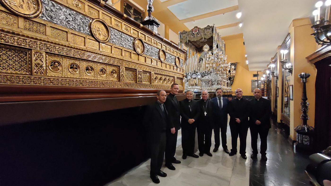 Visita del Nuncio, junto al Sr. Obispo, a la Casa Hermandad de la Expiración