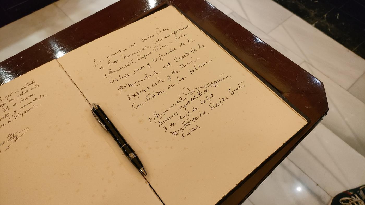 Firma del Nuncio en el libro de honor de la Archicofradía de la Expiración