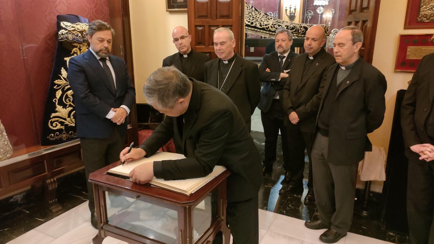 Firma del Nuncio en el libro de honor de la Archicofradía de la Expiración