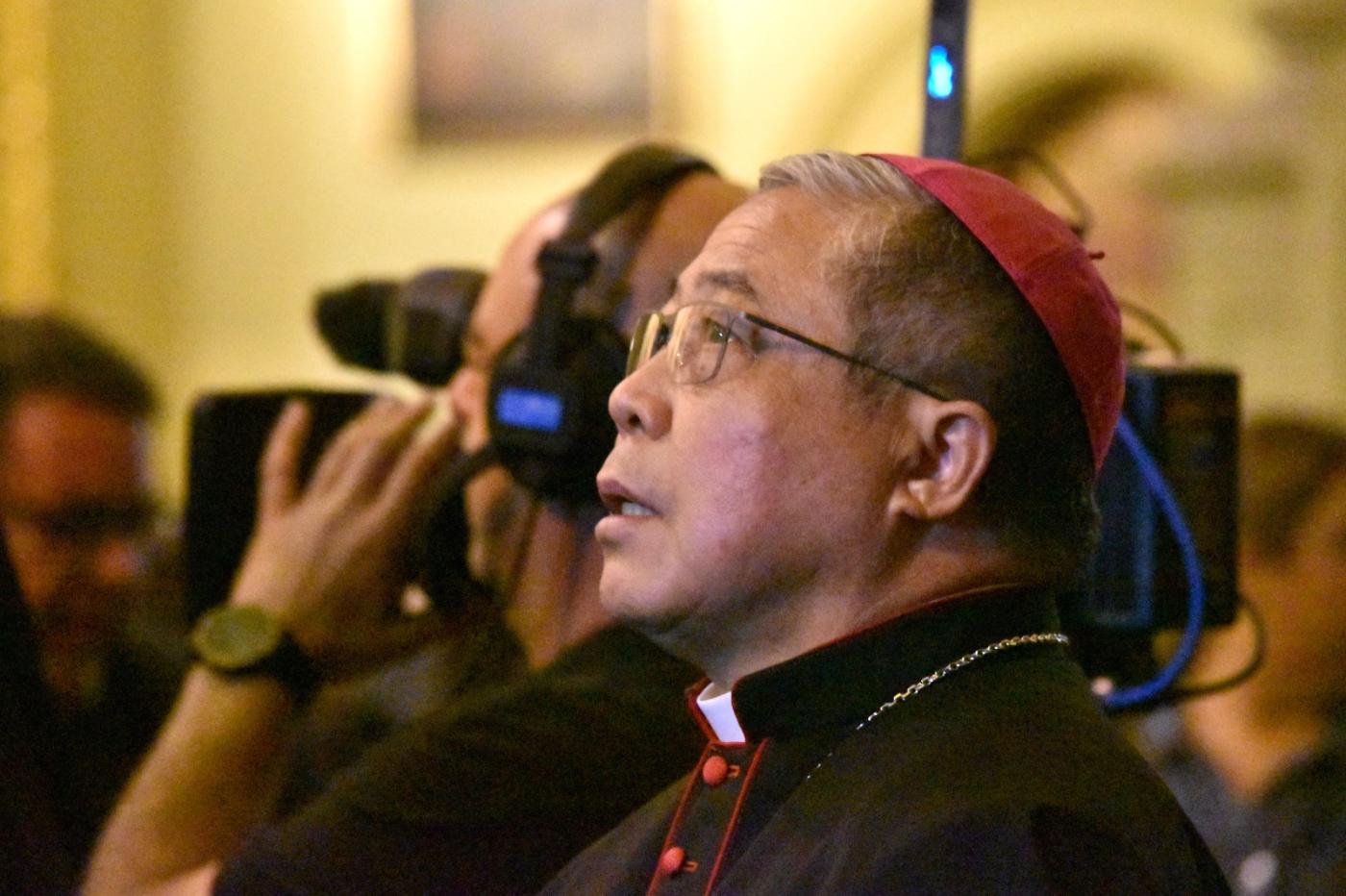 El Nuncio Apostólico contemplando a la imagen de la Virgen María de la Hermandad de Crucifixión //J DURAN