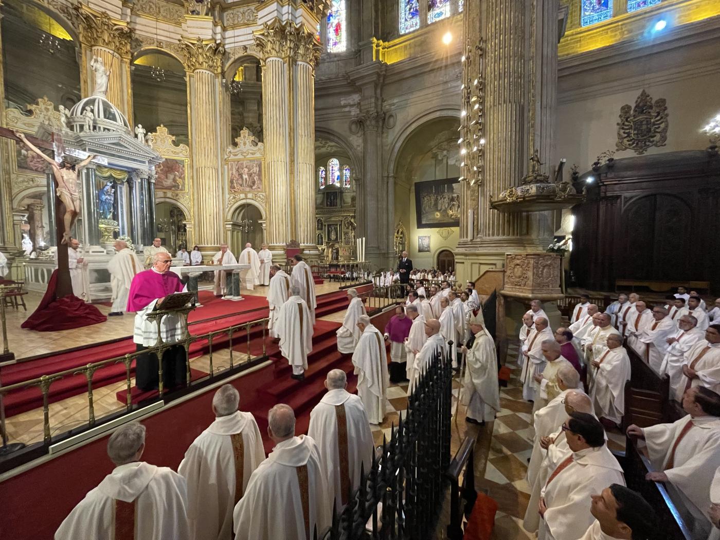 Misa Crismal en la Catedral, presidida por el Sr. Obispo, D. Jesús Catalá // E. LLAMAS