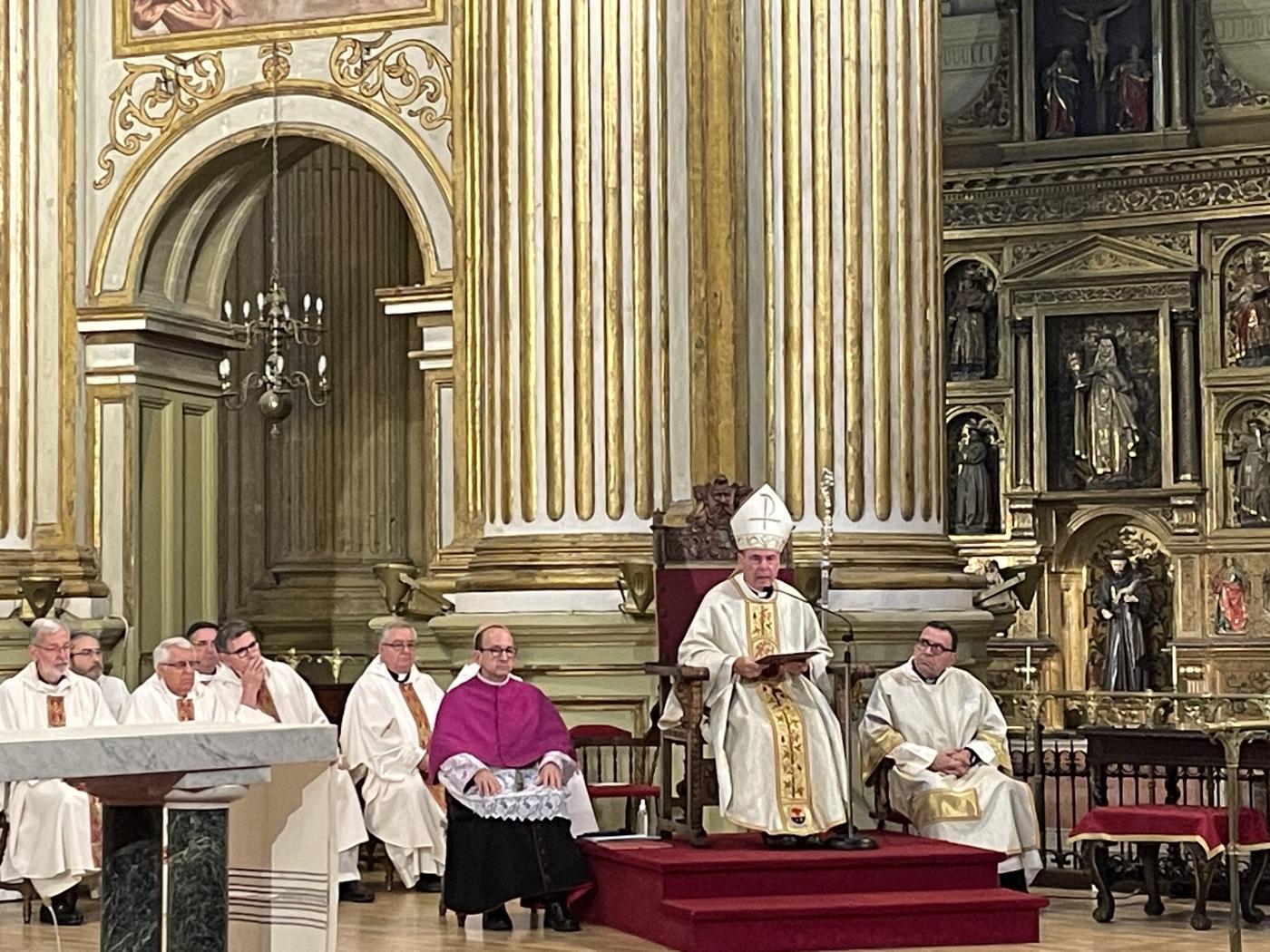 Misa Crismal en la Catedral, presidida por el Sr. Obispo, D. Jesús Catalá // E. LLAMAS