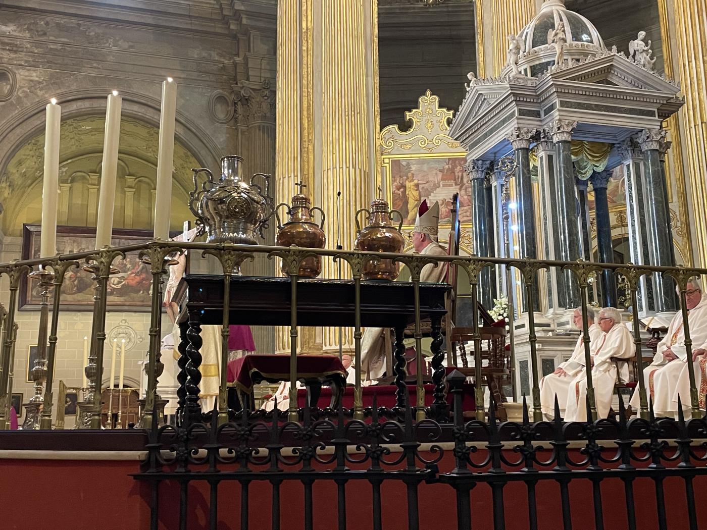 Misa Crismal en la Catedral, presidida por el Sr. Obispo, D. Jesús Catalá // E. LLAMAS