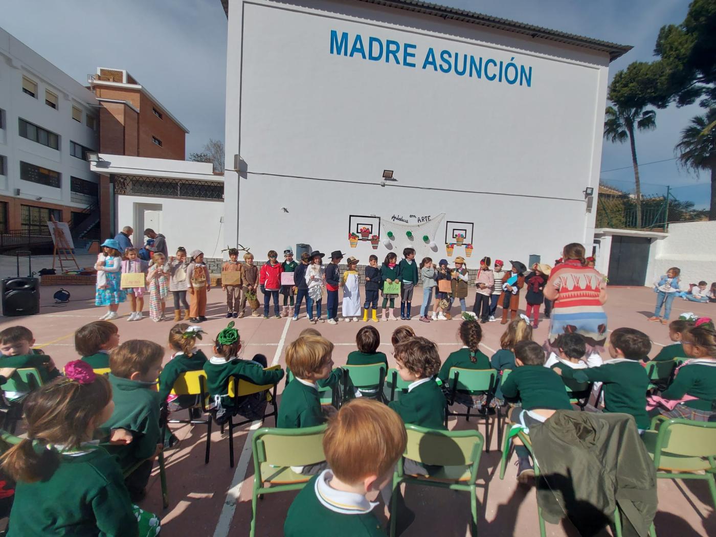 Fiesta escolar en el colegio Madre Asunción