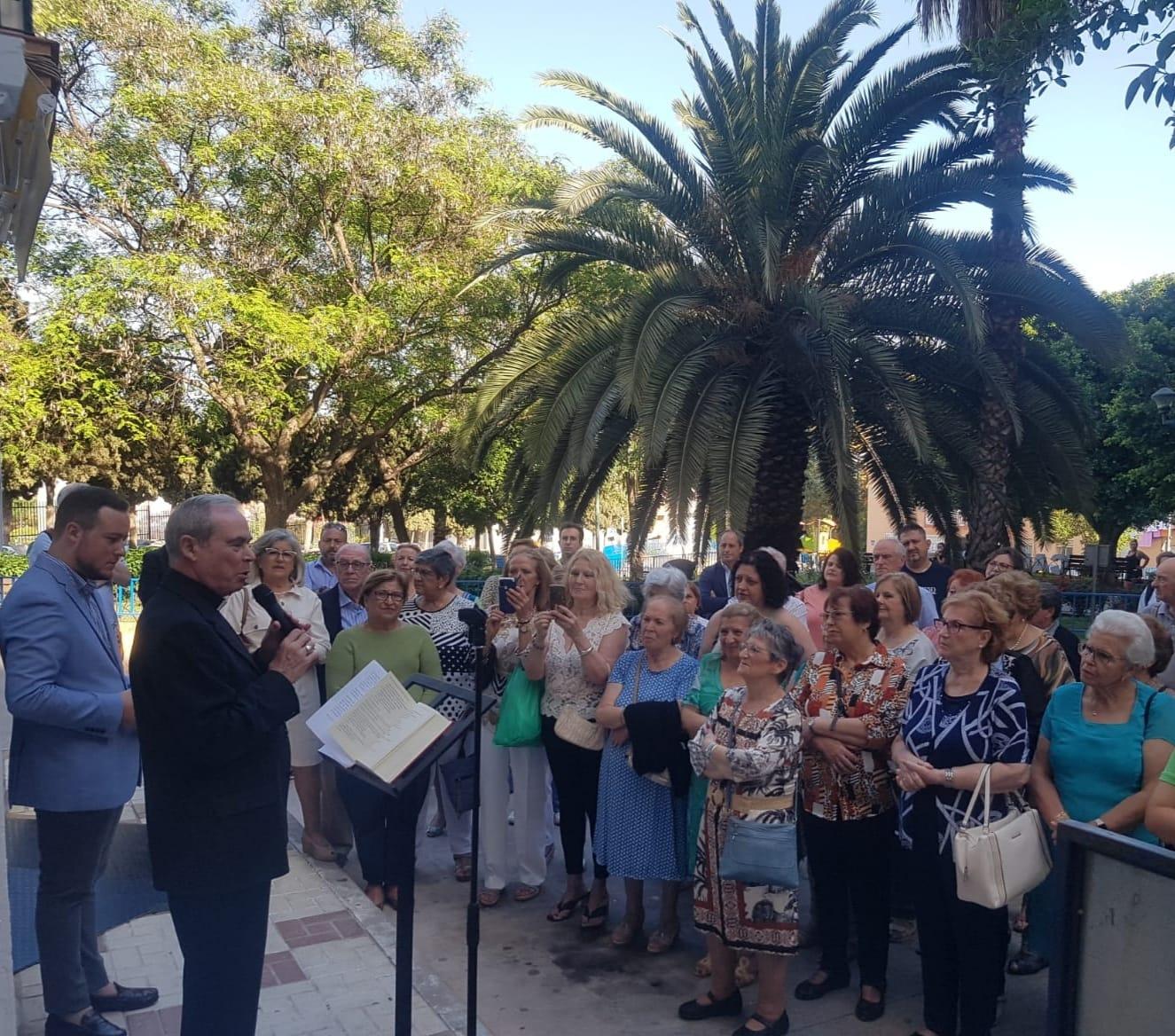 Don Jesús durante la bendición del nuevo despacho parroquial