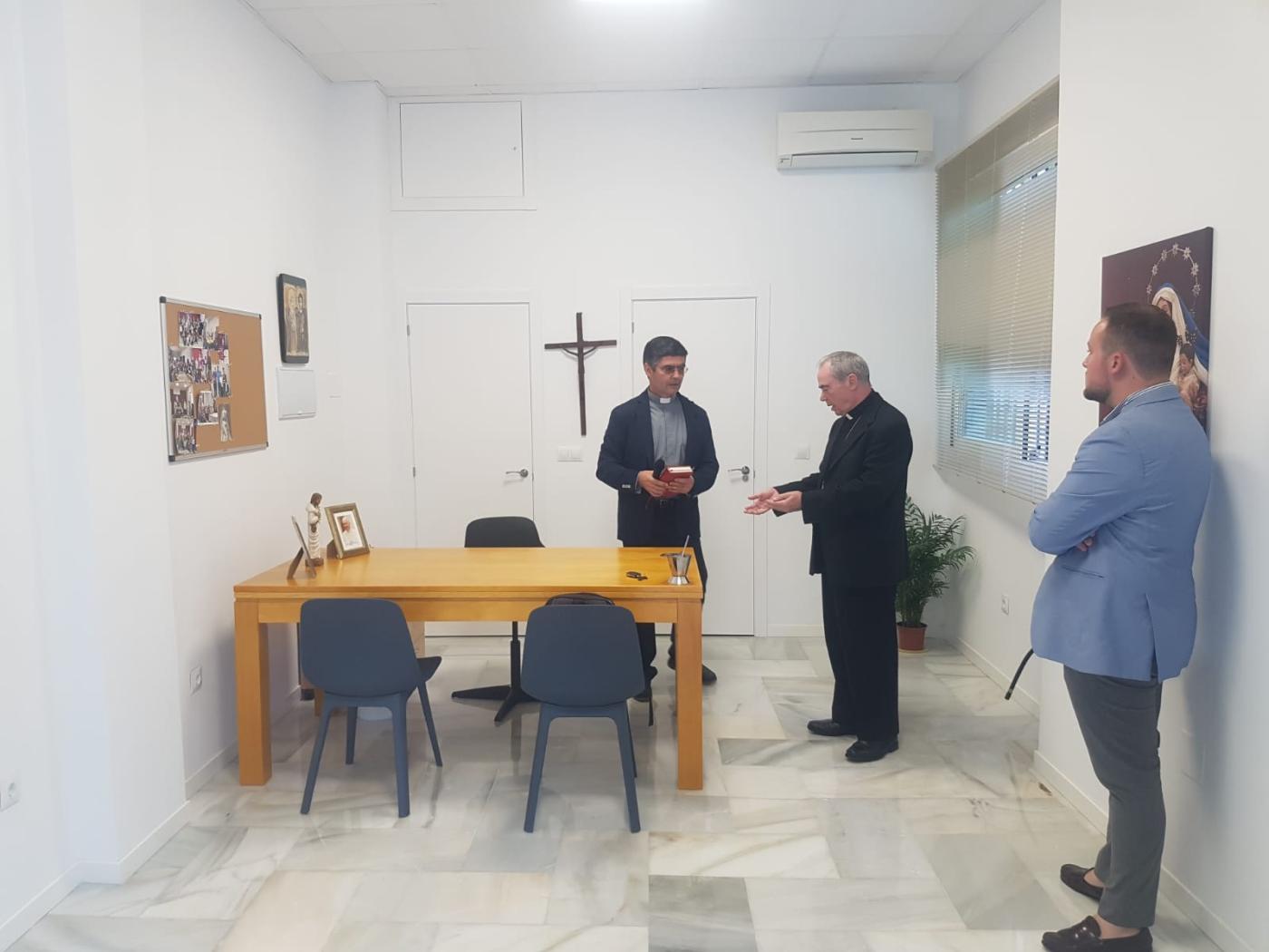 Don Jesús durante la bendición del nuevo despacho parroquial