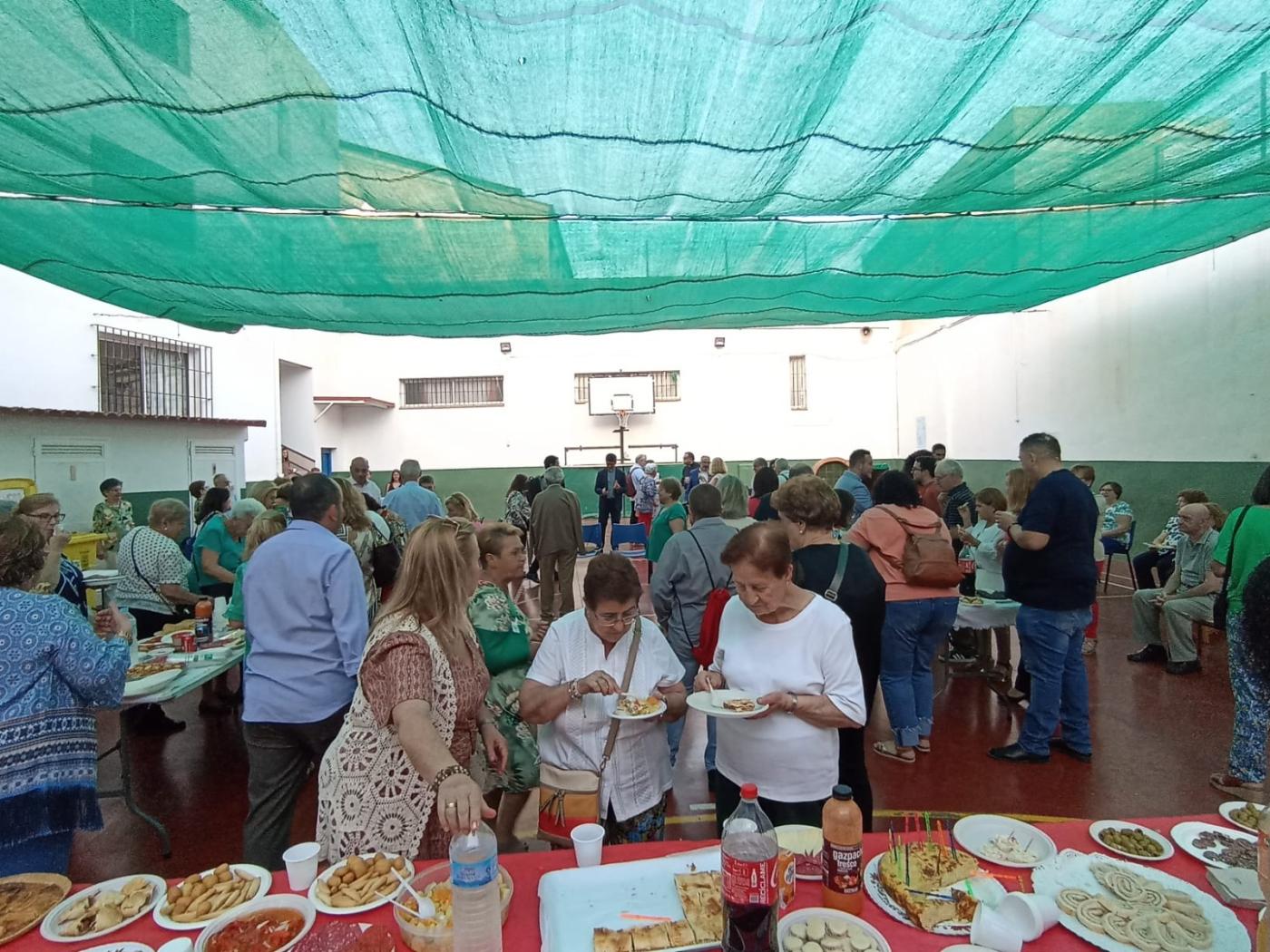Almuerzo compartido tras Eucaristía en el Colegio San José Obrero