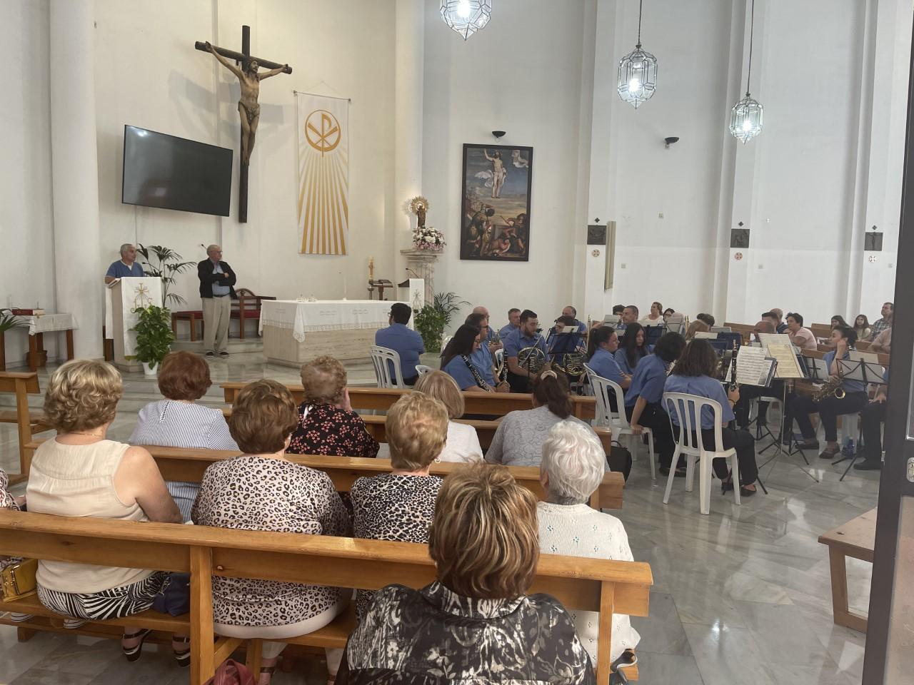 El párroco, Manuel Márzquez, se dirige a los asistentes al comienzo del acto // J.M. SERRANO