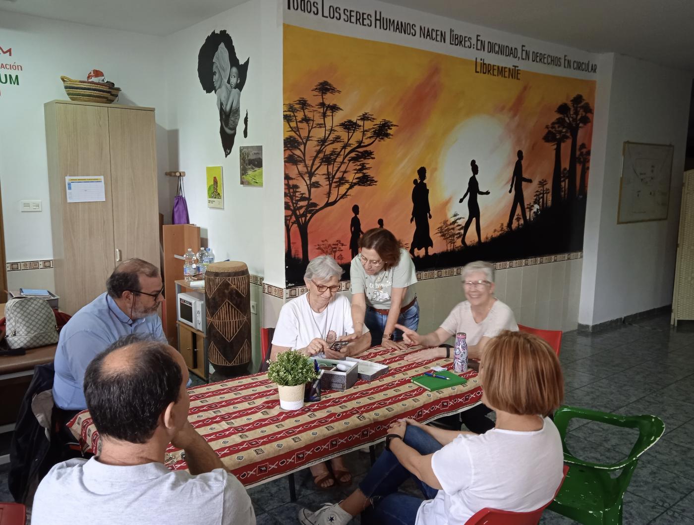 El Vicario de la Acción Caritativa y Social y los representantes de la Delegación, visitando la sede de la Asociación Geum Dodou