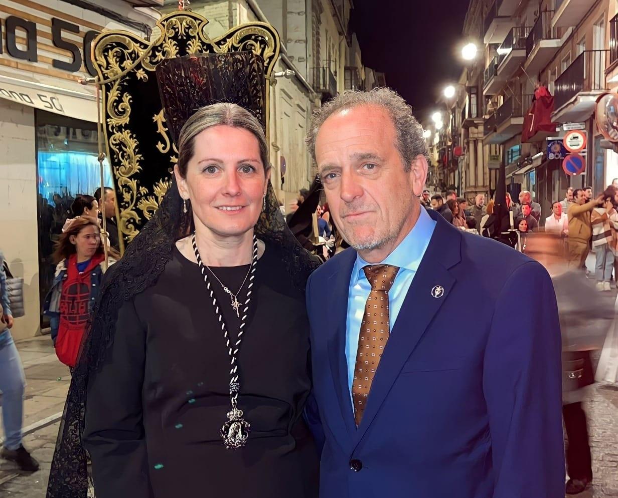 Ángel Alcalde y su esposa