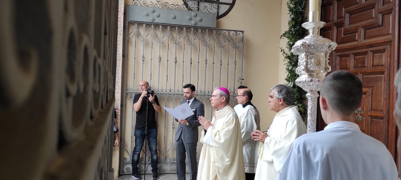 Apertura de la Puerta Santa en el Santuario de la Victoria con motivo del jubileo por el centenario de la Cofradía del Amor y Caridad. FOTO: JUAN DURÁN