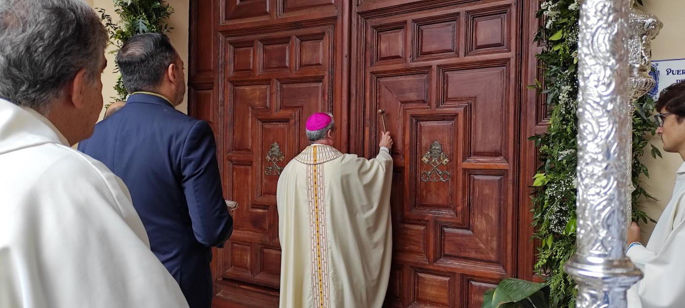 Apertura de la Puerta Santa en el Santuario de la Victoria con motivo del jubileo por el centenario de la Cofradía del Amor y Caridad. FOTO: JUAN DURÁN