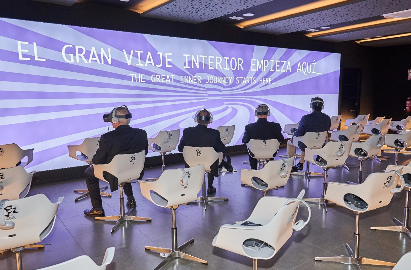 D. Jesús visita la parroquia de Maro y la Cueva de Nerja