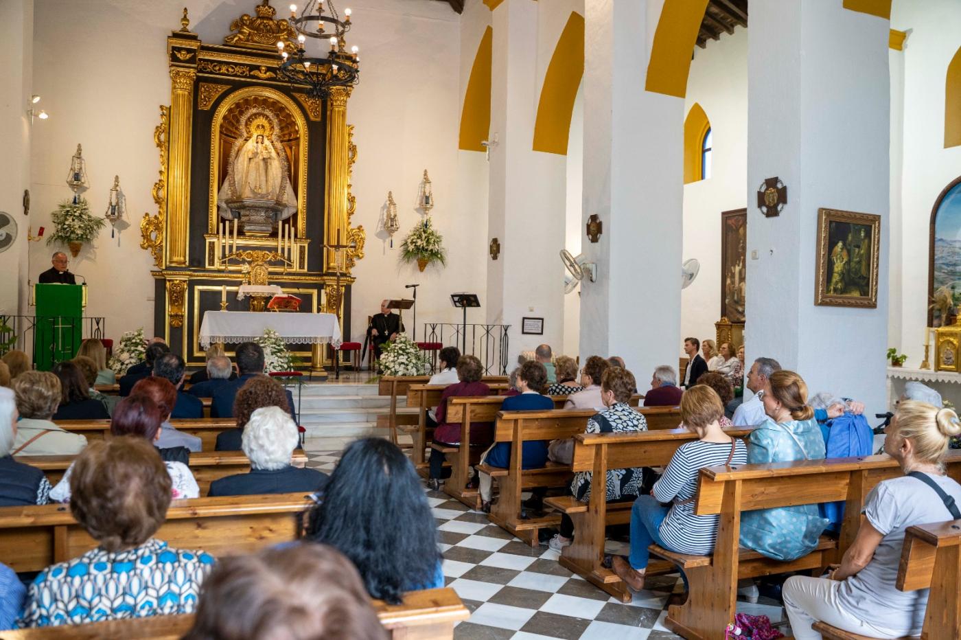 D. Jesús visita la parroquia de Maro y la Cueva de Nerja