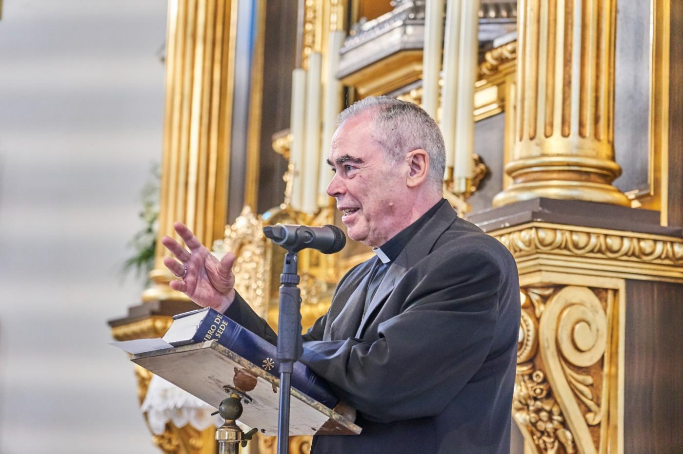 D. Jesús visita la parroquia de Maro y la Cueva de Nerja