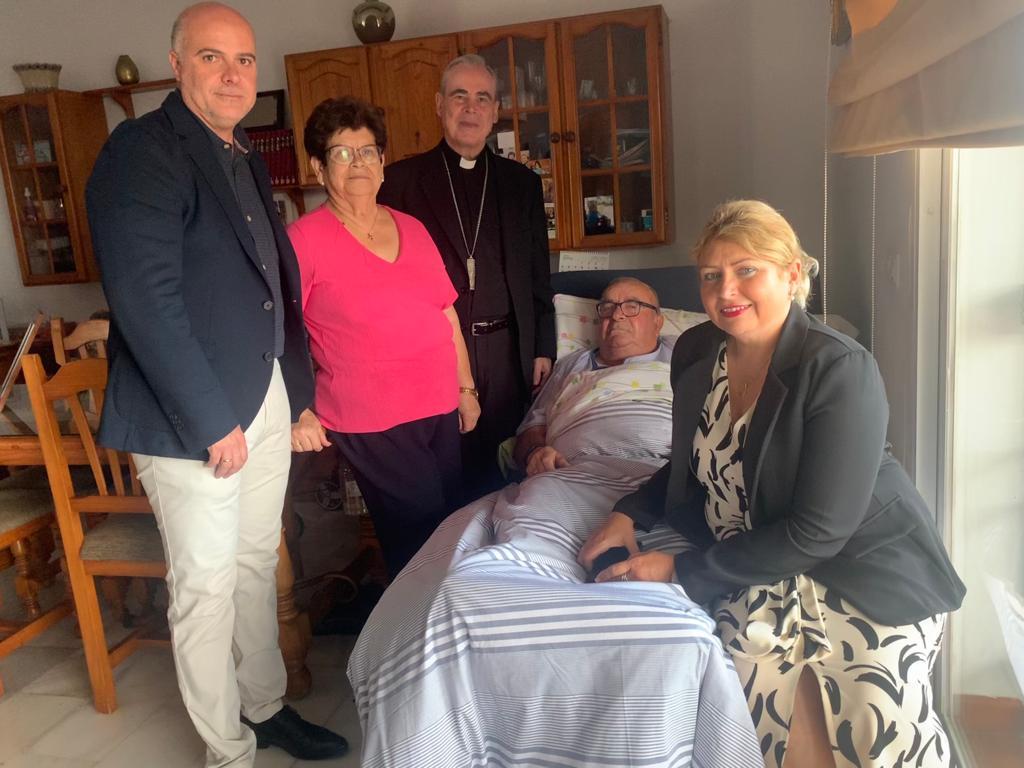 D. Jesús visita la parroquia de Maro y la Cueva de Nerja